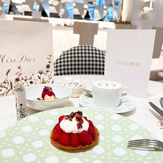 『カフェディオールbyラデュレリニューアルオープン』by ヴィオリーノ CAFE DIOR by LADUREE 銀座/カフェ [食べログ]