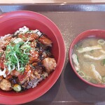 すき家 - 料理写真:旨辛やきとり丼と味噌汁