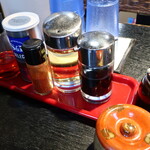 麺酒房 龍安 - 卓上調味料