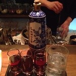 黒猫夜 - きき酒セット／真ん中のお酒はメニューにのっていないもの