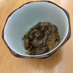 割烹 美さわ - 今日のお勧めにあったサモダシ（ナラタケらしい）って何ですかとお伺いしたらサービスで味見させてくれました．冷やしてあって，さわやかな，濃すぎない味付けで箸休めにぴったりでした．