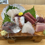 割烹 美さわ - お刺身1人前．ホタテはお魚に見えるくらい大きく，下にひもの部分もある．アジ，タコ，中トロっぽいマグロなどなど，どれも角がしっかりと身が厚く．