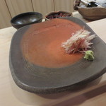 寿司 竹本 - 寿司の前に数品。添えられたのは針茗荷と山葵