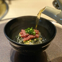 焼肉割烹 YP流 宗右衛門町本店 - 目の前でお出汁を・・・