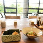 工房レストラン wakuden モーリ - 手前の、明るいコーナーは窓の外の緑がきれい