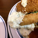 キッチン あずま - 海老フライに…タルタルソースをつけて