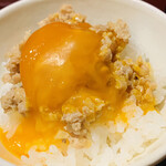 おみ乃 - ・そぼろと黄身醤油漬けオンザ土鍋ご飯