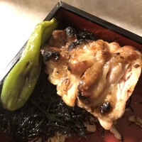 焼鳥 おみ乃 - ごはんの上に海苔たっぷり