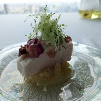 広東料理 センス - 低温調理した鶏胸肉と、薔薇の香るソース。華やかだけど、さっぱり。