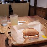 コム・シノワ -  スモークサーモンとキュウリのサンドイッチとりんごジュース
