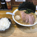 らーめん 喜輪 - チャーシュー麺 950円。大盛り無料。味玉 70円。海苔 120円。半ライス 100円。