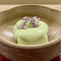 赤坂 菊乃井 - 猪口、茶豆豆腐　だだちゃ豆餡　花穂紫蘇
                    淡い緑色に花穂紫蘇の紫が映えています。
                    茶豆の味わい濃厚で弾力のあるもっちりとした豆腐、上品な美味しさです♪