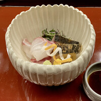 赤坂 菊乃井 - 向付、明石天然鯛　さごし焼霜　あしらい一式
                      鯛は素材の良さが色艶に表れ、ブリブリとした食感と旨味が素晴らしい！
                      さごしは鰆と呼ばれる前の段階の出世魚、締まった身の弾力の良さが際立ち旨味も豊かです♪