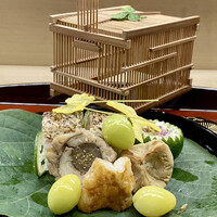 赤坂 菊乃井 - 八寸、かます寿司　鱧共和え　茶巾栗　花海老味噌焼き
                    　　　鱧八幡　新銀杏酒煎り　銀杏芋　松葉素麺
                    
                    秋の景色が小さな虫籠の中から出てきました。
                    見せる演出も味のうち、まさに日本料理の奥深さを感じます。