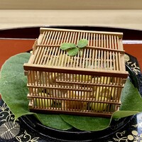 赤坂 菊乃井 - 八寸、かます寿司　鱧共和え　茶巾栗　花海老味噌焼き
                    　　　鱧八幡　新銀杏酒煎り　銀杏芋　松葉素麺
                    竹で作った虫籠が秋を表現されていて素敵です。
                    一品一品手を掛けた料理、どれもしみじみと味わいました♪