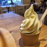 Kissa Hishigata - 藤月さんのソフトクリーム(420円)です。