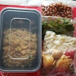 海底撈火鍋 - テイクアウトのチャーハン、食べ残したナッツ、パクチー、うどん、他