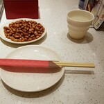 海底撈火鍋 - 好物の揚げピーナッツ、テーブルセット