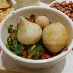 海底撈火鍋 - 魚肉団子、うずらの卵、のアップ