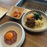 焼肉うしごろ 銀座店 - キムチ、ナムル、ユッケ