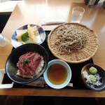 Suwako Sa-Bisueria Ku Darisen Resutoran Kosai - 馬刺し丼(小)て天ざるのセット