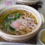 千秋 - 土鍋での提供です。レンゲでスープをかけて半熟玉子に仕上げました。