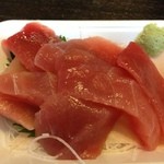 おもと - びんちょうマグロの刺身。200円だよ。200円！！