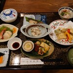 山田旅館 - 旅館らしく、お膳でそろって出てきます。左上のフタの下は、魚のあんかけ。