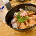 波平ジョニー - サーモンねぎろとろの2色丼 650円  酎ハイ390円