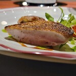 Saucer - 綺麗な焼き色のフランス産うずらは胸肉のローストともも肉のコンフィ。