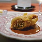 Saucer - ソースはワタリガニのアメリケーヌ。ワタリガニとコンソメスープで濃縮させて作られたもので、塩は足さずに塩味は自然のままに…