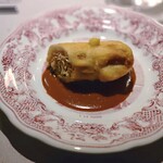 Saucer - 湯葉で巻き上げた毛蟹のフリット。一緒にエストラゴン、レモン、フランスのとうがらしも巻いています。