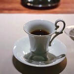 Saucer - 味わいのベースにもなっているというコンソメで、鶏を3日間かけて作られた濃厚な出汁のコンソメスープです。