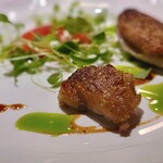 Saucer - もも肉のコンフィはハーブで香り付けされ旨味たっぷりなものです。