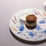 Saucer - 挟まれているのは2年間熟成させたジャガイモのムースリーヌとブータンノワールです。西洋わさびのアクセントです。この小さな一口に旨味がしっかりです。