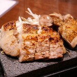 九州うまいもんと焼酎 芋蔵 - 豚カルビと若鶏の炭火焼き盛り合わせ