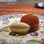 Saucer - 黒イチジクをマスカットのお酒、オレンジ、バニラでマリネして、水切りをしたヨーグルトと蜂蜜のソースが詰められています。添えられているのはカルダモンのアイス。デザートだって余韻は深し。