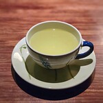 Saucer - レモングラス、レモンタイム、スペアミントなどかなりフレッシュで芳香なハーブティー。最後まで素敵なプレゼンでした。