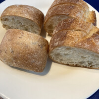 オッティモ・シーフード・ガーデン 新宿店 - パンは丸い方が美味しいです