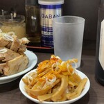 中華そば べんてん - ビール（お通し付）、つまみチャーシュー、辛味別皿