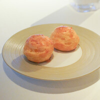 レストランひらまつ 広尾 - チーズを練りこんだシュークリーム