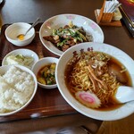 Manrai Kembekkan - ワタシはレバニラ定食（ラーメン付き）