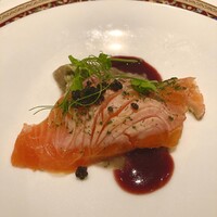 フレンチ割烹 宿 - 紅ズワイガニとアボカドの和え物、焼き茄子のピュレ、自家製炙りスモークサーモン