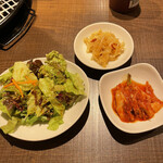 焼肉・韓国料理 KollaBo - サラダと小皿