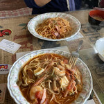 ライフ - 手前スパライフ(キノコとシーフードのトマトソース)　奥はナポリタン