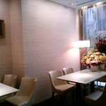 ハーゲンダッツ　ラ　メゾン　ギンザ - エントランス横のテーブル席