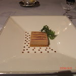 前菜　フォアグラのテリーヌと鴨の燻製、ヘーゼルナッツのビスキュイとヴィネガーのレデュクション