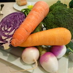 エタンセール カワモト - 契約農家から仕入れた野菜を説明しながら見せてくれました♪