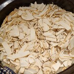 料理屋 植むら - ⑫松茸(兵庫県丹波篠山産)ご飯
            松茸がたっぷり入っており薫りが拡がります。
            見るからに美味しそう。