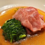 料理屋 植むら - ⑪神戸牛ハネシタのしゃぶしゃぶ、菊菜
            ジューシーな脂の旨み、後味の軽やかさ。
            やっぱり神戸牛の脂の美味しさは別格だなぁ。